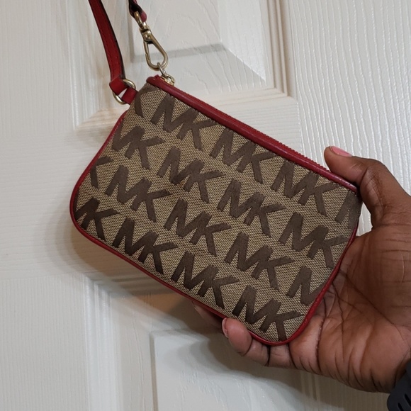 Michael Kors wristlet - Picture 1 of 3